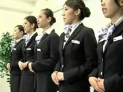 Стюардесса Японии демонстрирует надлежащие процедуры CPR